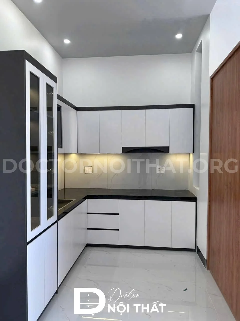 Thi công nội thất phòng bếp chung cư với hệ tủ bếp chữ L đầy đủ tiện nghi