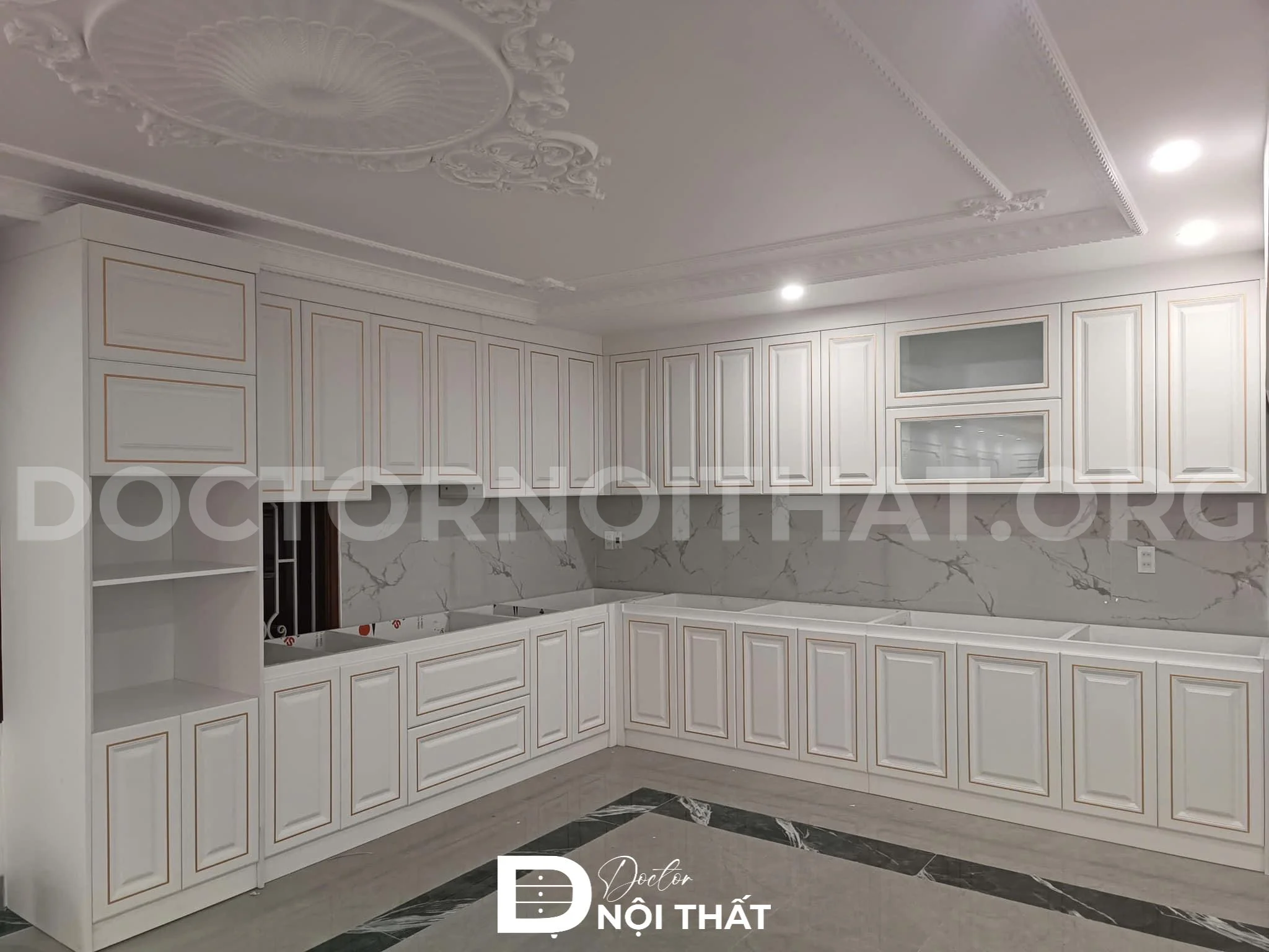 Thi công nội thất tủ bếp tân cổ điển tone màu trắng cho biệt thự