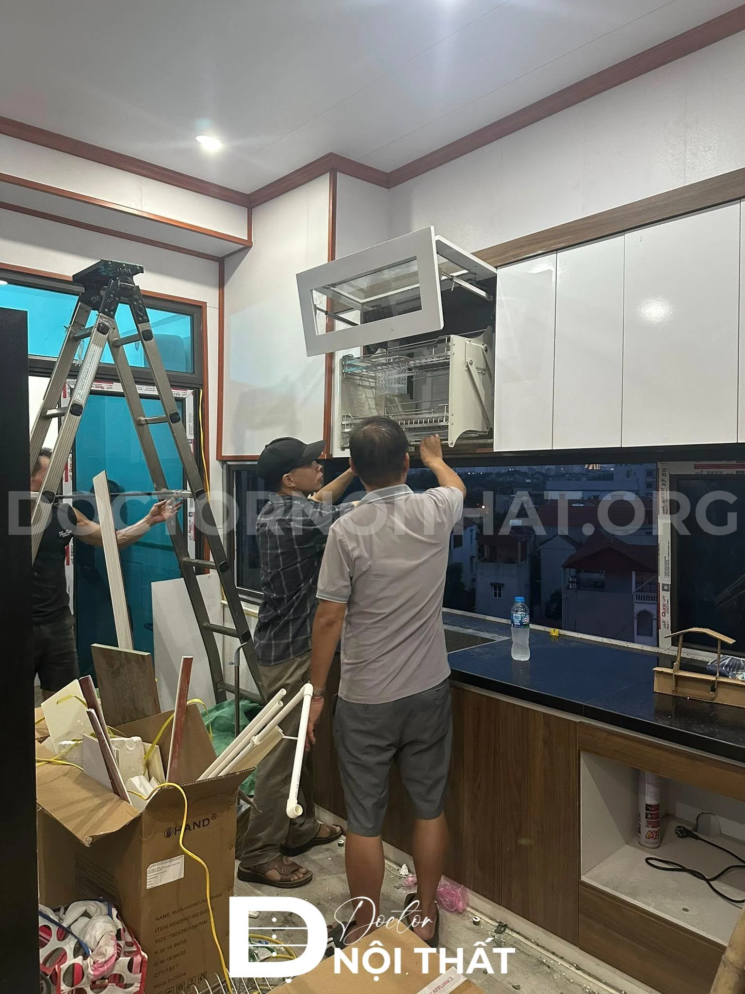 Thợ thi công nội thất phòng bếp đang lắp đặt giá rửa bát