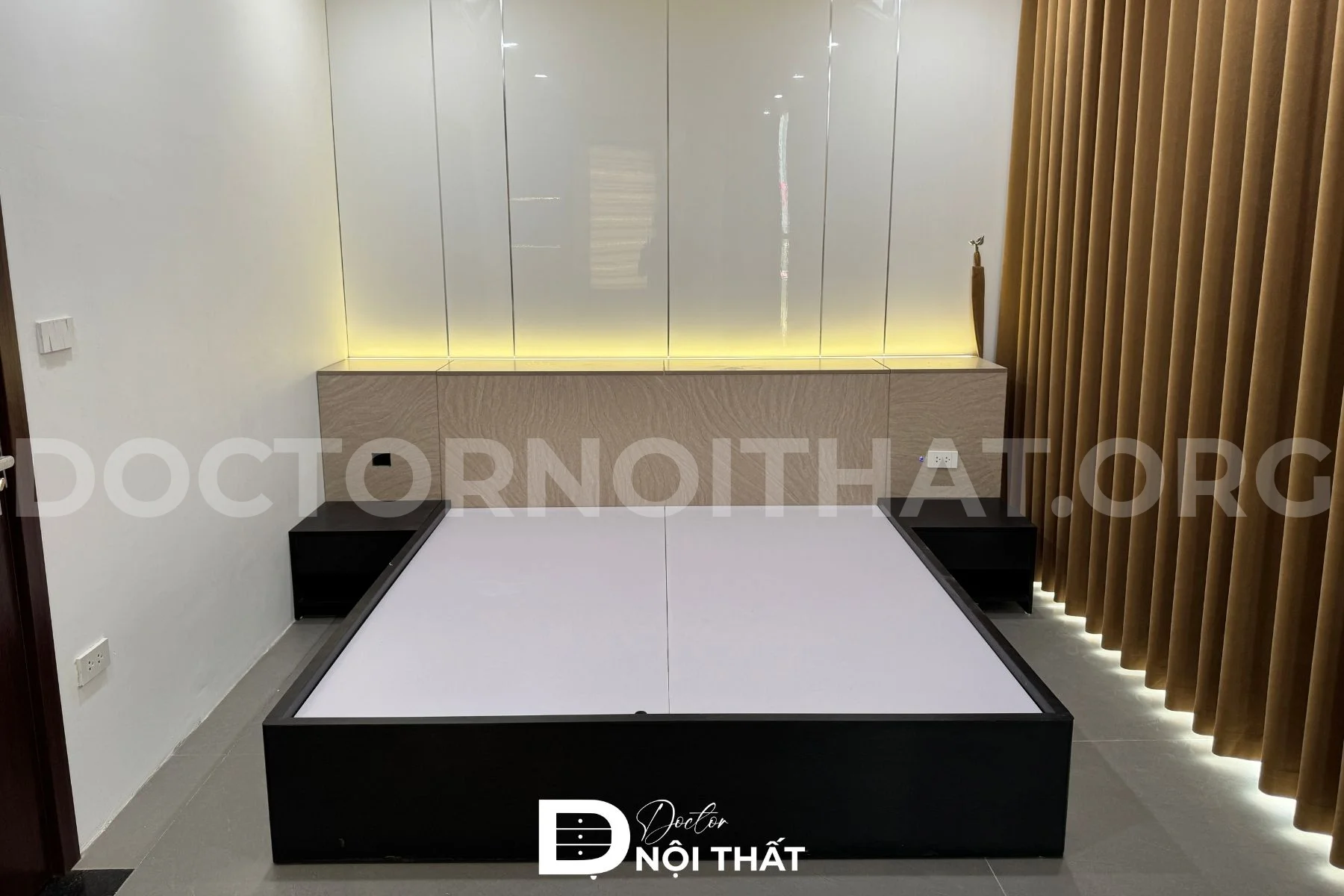 Giường bệt được Doctor Nội Thất thi công cùng tủ đầu giường gắn led hiện đại