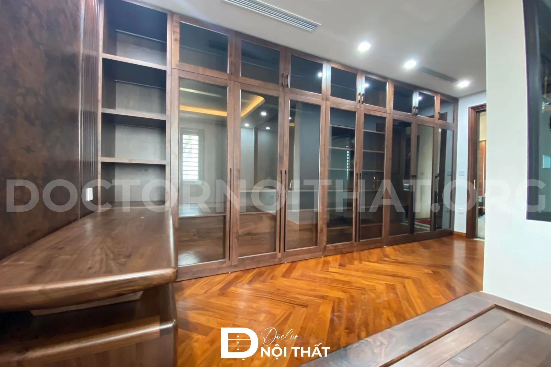 Thi công nội thất phòng ngủ gỗ tự nhiên với sàn và tủ gỗ cao cấp
