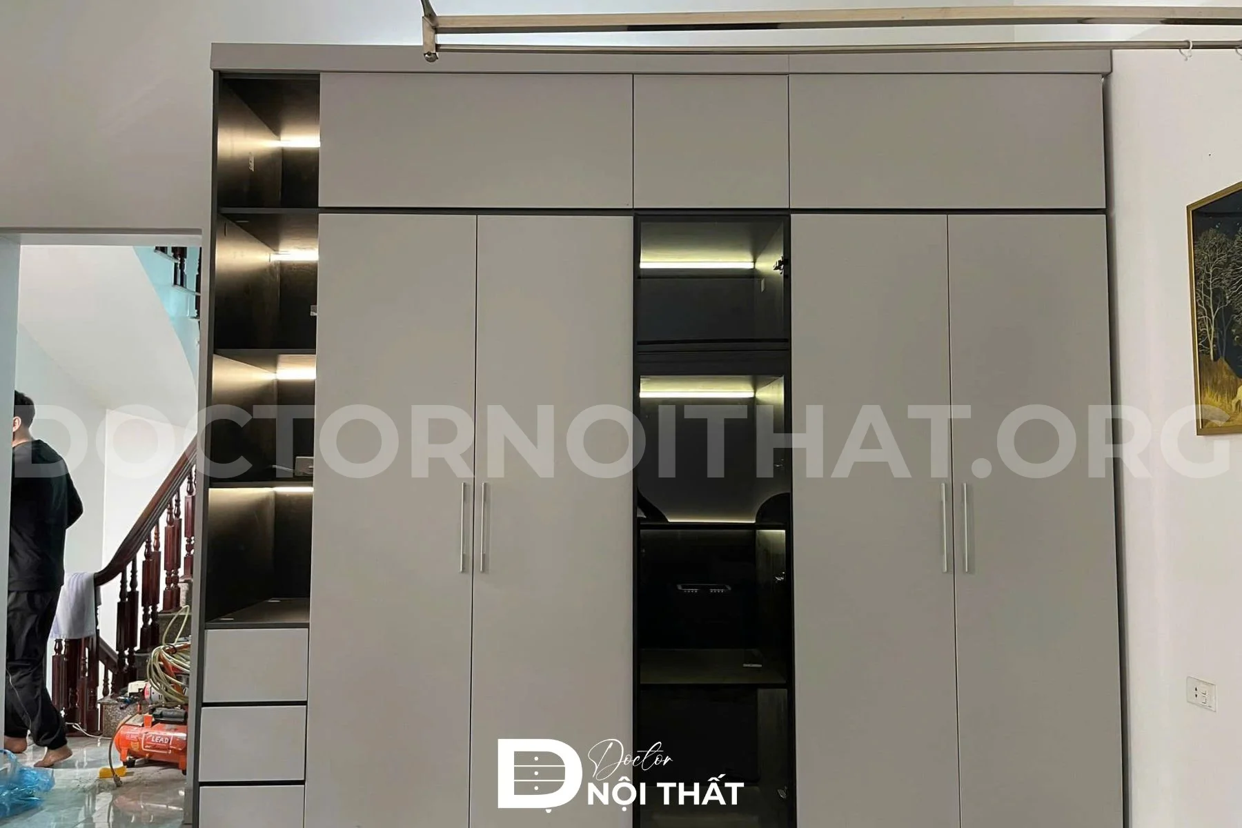 Thi công nội thất phòng ngủ hạng mục tủ gỗ lắp led kết hợp với kệ trưng bày