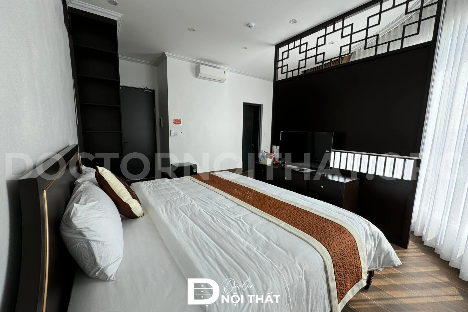 Thi công nội thất phòng ngủ indochine với vách ngăn gỗ được thi công ấn tượng