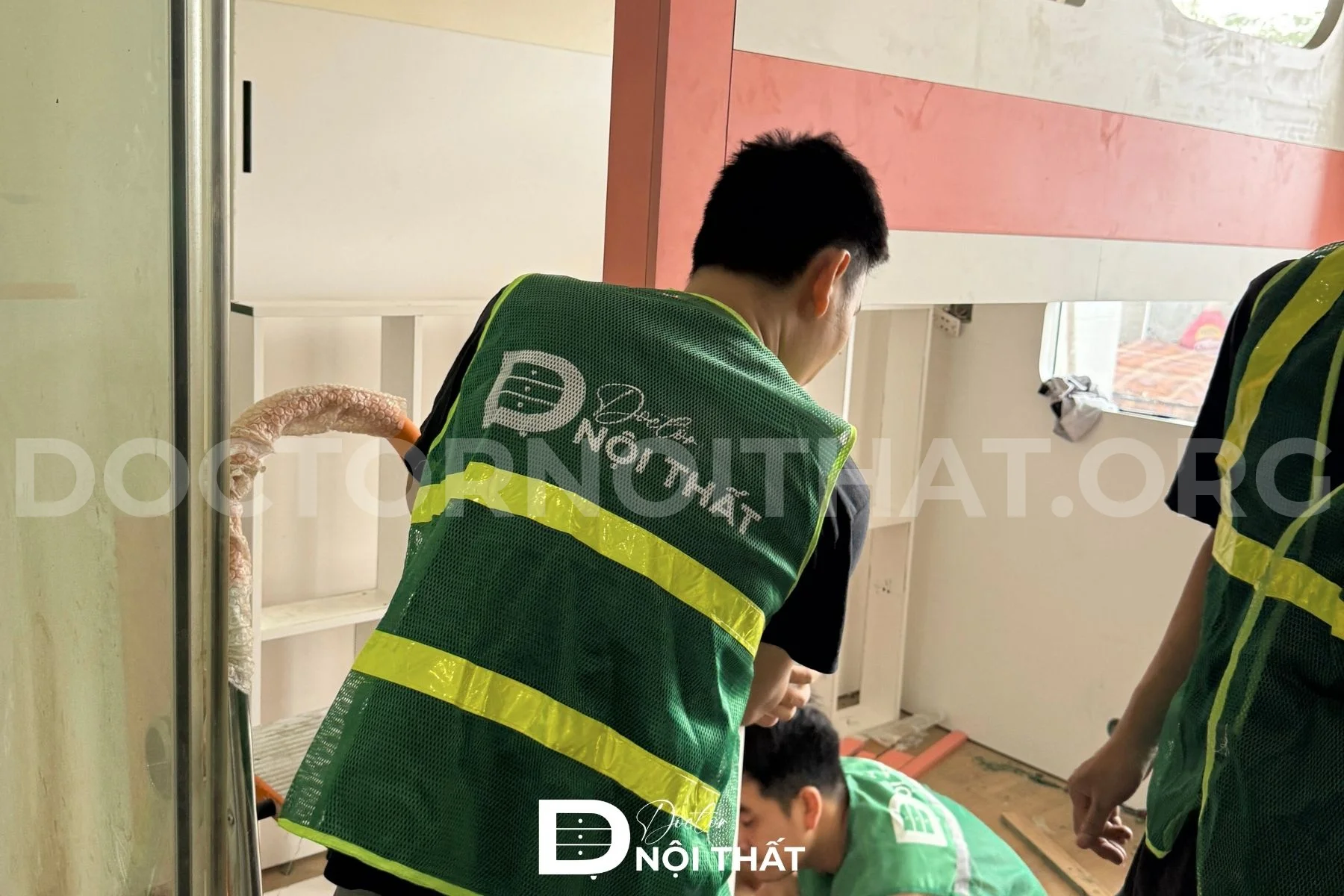 Thợ lắp đặt đang thi công nội thất phòng ngủ cho hai bé