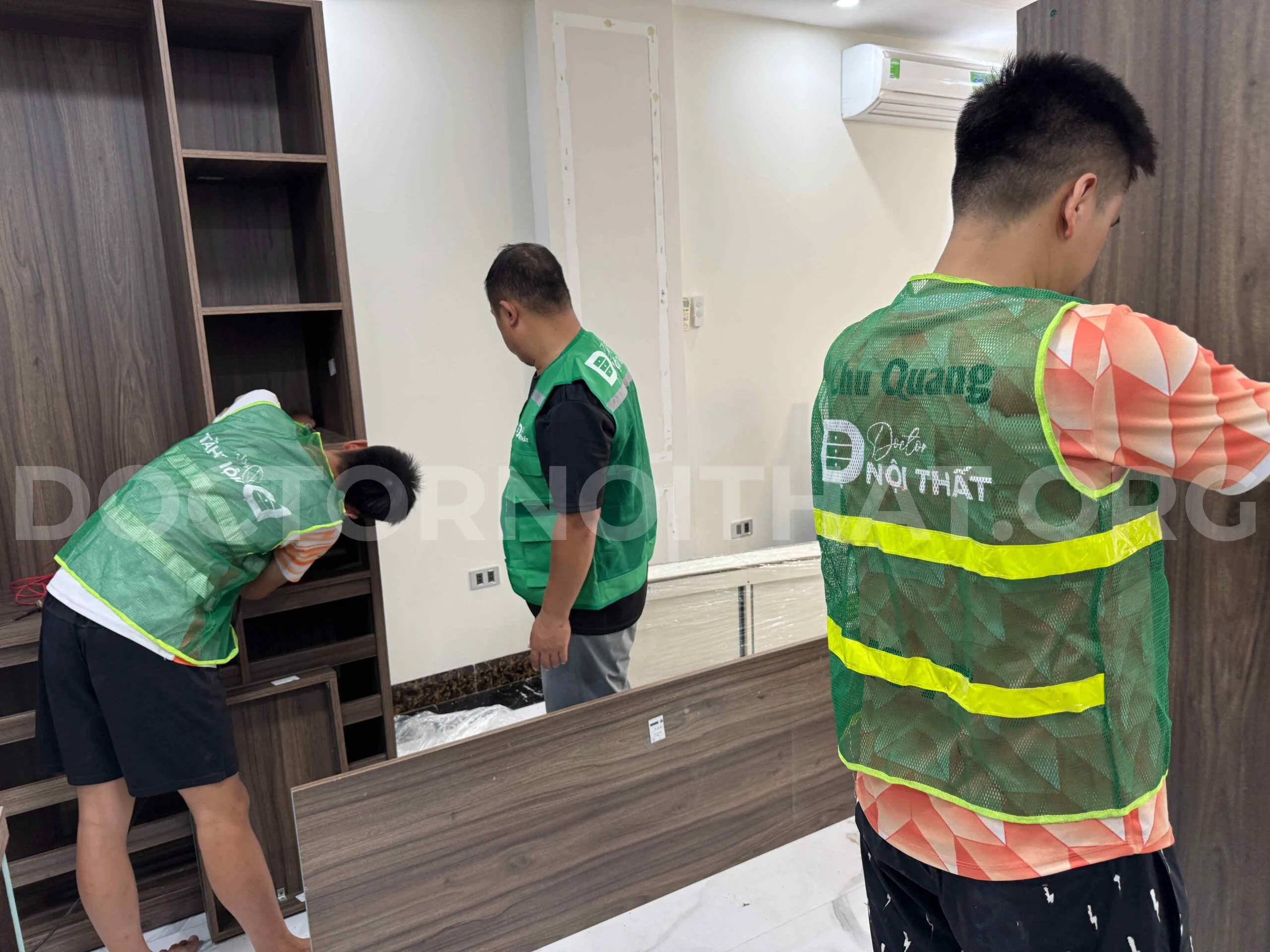 Thợ thi công của Doctor Nội Thất đang lắp đặt nội thất tại công trình ở Nha Trang