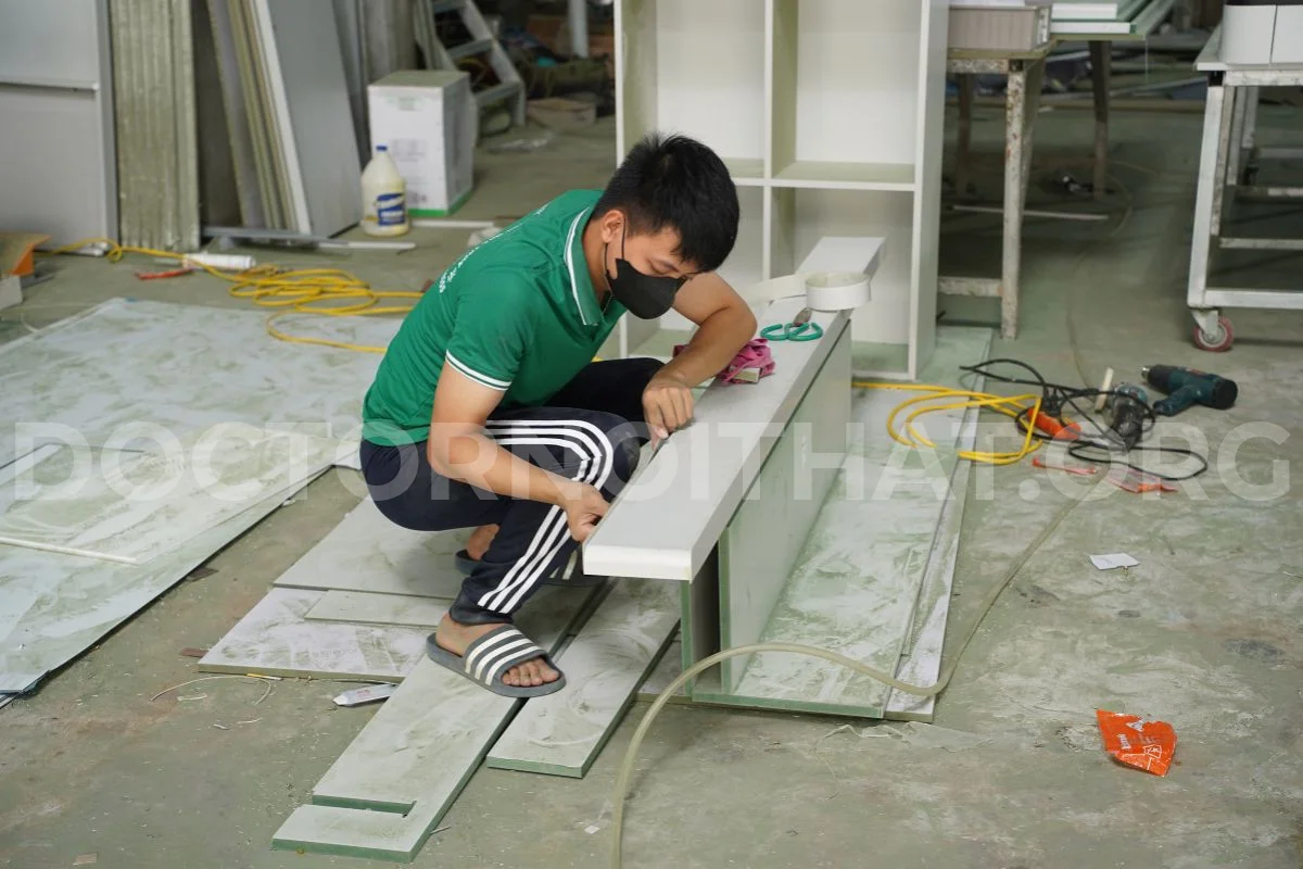 Thợ thi công đang lắp đặt nội thất cho khách hàng
